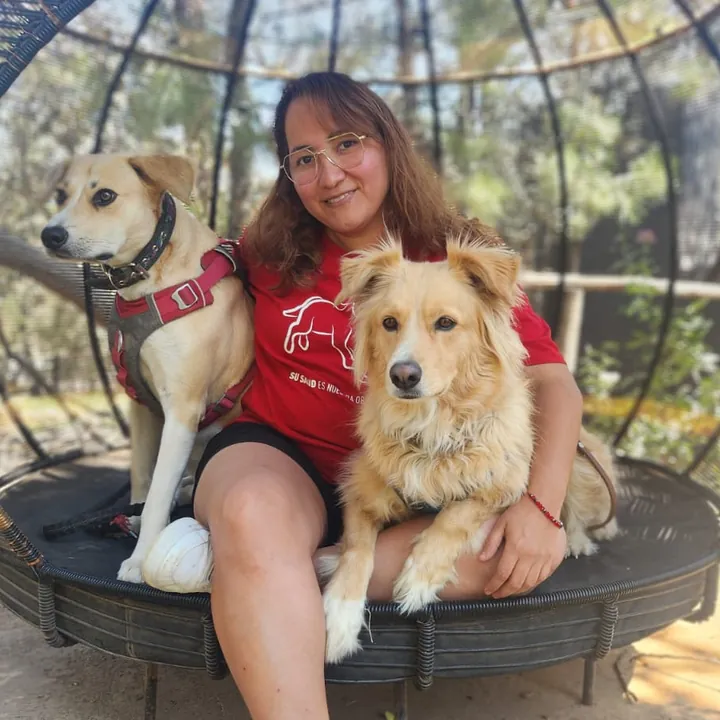 Eve Silva sentada con dos de sus perros